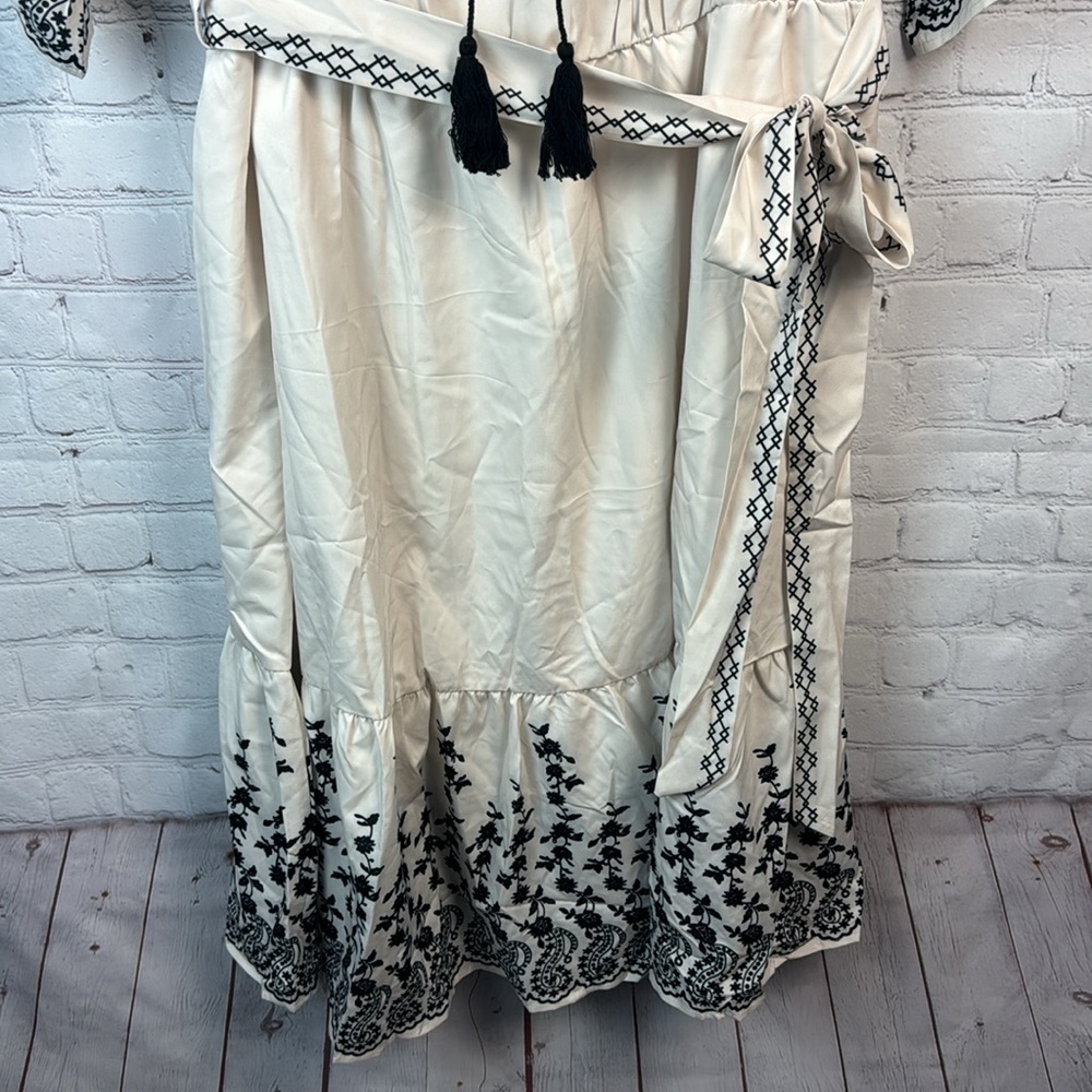 BloomChic Cream and Black Embroidered Look Pocket Dress Plus Size 2X - Picture 5 of 6